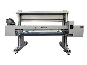 2200mm SKD11 Blade Pu Cutting Machine Γραμμικός οδηγός κυλίνδρου Οριζόντια διάσπαση